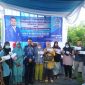 Anggota DPRD Kota Medan Fraksi PAN Abdul Rahman Nasution memberikan secara simbolis BPJS Kesehatan Gratis yang  dimohonkan warga sebelumnya ke Rumah Aspirasi ARN dalam pengurusannya. (bp)