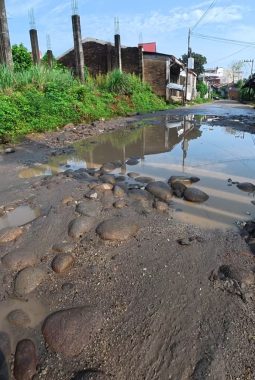 Jalan Rusak Dua Dekade di Namo Bintang, Warga Patungan Timbun Lubang