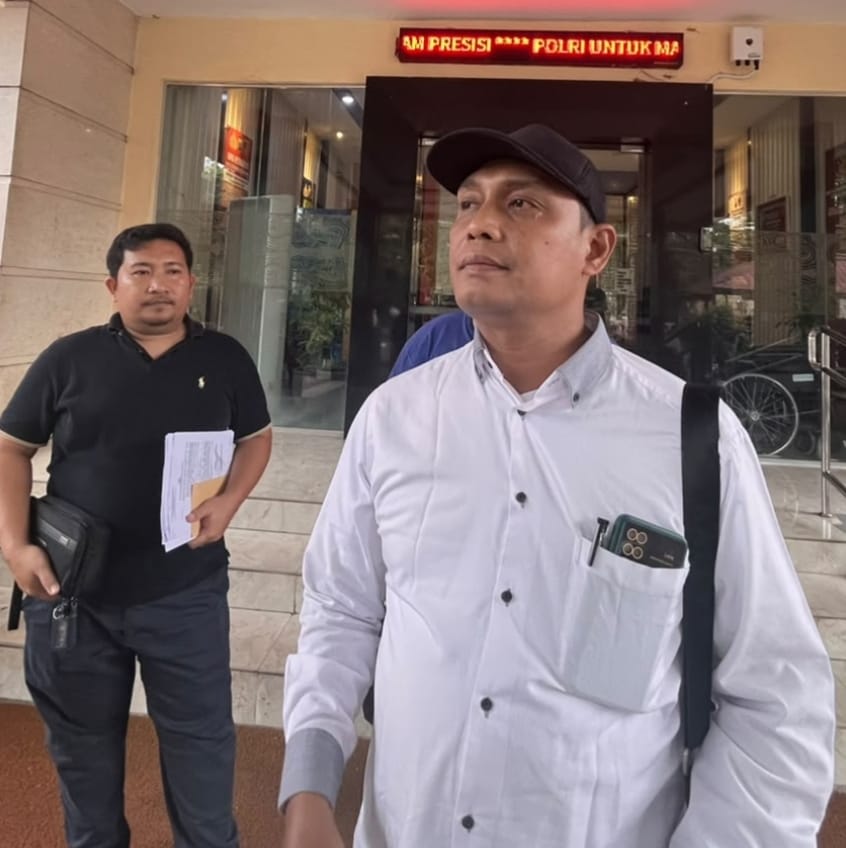 Thomas Tarigan kuasa hukum pelapor Suhandri Umar Tarigan memberikan keterangan di Poldasu, Selasa (8/9).(ist)