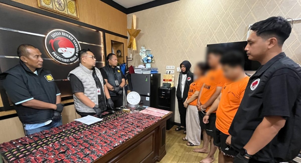 AKBP Rafli Yusuf Nugraha (kiri tengah) menginterogasi pelaku.(ist).