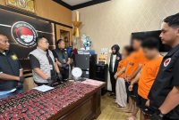 AKBP Rafli Yusuf Nugraha (kiri tengah) menginterogasi pelaku.(ist).