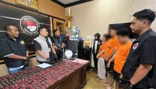 AKBP Rafli Yusuf Nugraha (kiri tengah) menginterogasi pelaku.(ist).