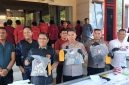 Dirreskrimum Poldasu Kombes Cornelis Simanjuntak bersama Kabid Humas Kombes Ferry Walintukan dan Kapolres Humbahas AKBP Adi Nugroho perlihatkan barang bukti.(Jos tambunan)