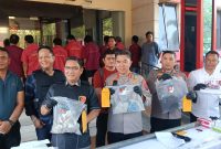 Dirreskrimum Poldasu Kombes Cornelis Simanjuntak bersama Kabid Humas Kombes Ferry Walintukan dan Kapolres Humbahas AKBP Adi Nugroho perlihatkan barang bukti.(Jos tambunan)