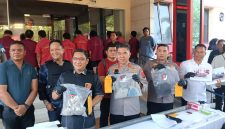 Dirreskrimum Poldasu Kombes Cornelis Simanjuntak bersama Kabid Humas Kombes Ferry Walintukan dan Kapolres Humbahas AKBP Adi Nugroho perlihatkan barang bukti.(Jos tambunan)