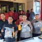 Dirreskrimum Poldasu Kombes Cornelis Simanjuntak bersama Kabid Humas Kombes Ferry Walintukan dan Kapolres Humbahas AKBP Adi Nugroho perlihatkan barang bukti.(Jos tambunan)