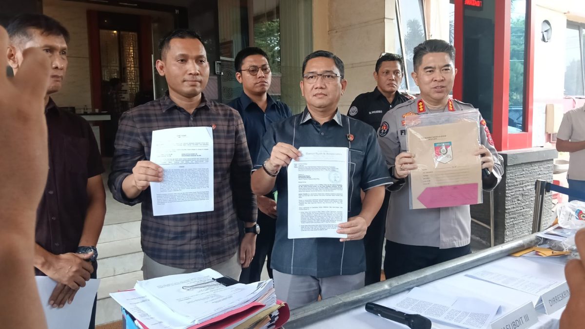 Dirreskrimum Poldasu Kombes Cornelis Simanjuntak dan Kabid Humas Kombes Ferry Walintukan perlihatkan barang bukti surat kasus tersangka Ddody Thahir, anggota DPRD Sumut yang kini ditahan.(jos tambunan)