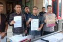 Dirreskrimum Poldasu Kombes Cornelis Simanjuntak dan Kabid Humas Kombes Ferry Walintukan perlihatkan barang bukti surat kasus tersangka Ddody Thahir, anggota DPRD Sumut yang kini ditahan.(jos tambunan)
