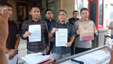 Dirreskrimum Poldasu Kombes Cornelis Simanjuntak dan Kabid Humas Kombes Ferry Walintukan perlihatkan barang bukti surat kasus tersangka Ddody Thahir, anggota DPRD Sumut yang kini ditahan.(jos tambunan)