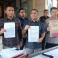 Dirreskrimum Poldasu Kombes Cornelis Simanjuntak dan Kabid Humas Kombes Ferry Walintukan perlihatkan barang bukti surat kasus tersangka Ddody Thahir, anggota DPRD Sumut yang kini ditahan.(jos tambunan)