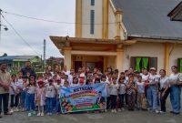 Anggota DPR RI Komisi XIII Dr Maruli Siahaan SH.MH berangkatkan 72 anak sekolah minggu GPP Resort Khusus Marindal untuk wisata rohani ke Hill Park, Minggu (27/9).(ist)