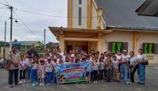 Anggota DPR RI Komisi XIII Dr Maruli Siahaan SH.MH berangkatkan 72 anak sekolah minggu GPP Resort Khusus Marindal untuk wisata rohani ke Hill Park, Minggu (27/9).(ist)