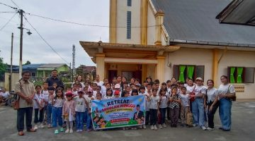 Anggota DPR RI Komisi XIII Dr Maruli Siahaan SH.MH berangkatkan 72 anak sekolah minggu GPP Resort Khusus Marindal untuk wisata rohani ke Hill Park, Minggu (27/9).(ist)
