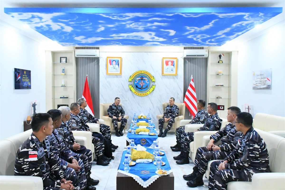 Askomlek Dankodaeral I, Kolonel Laut (P) Ahmad Fahrabi, S.E., M.M., M.Tr. Opsla, menerima kunjungan Courtesy Call Paban IV Opskomnika Skomlekal, Kolonel Laut (P) Adi Lumaksana, S.Sos., M.Han., beserta tim yang berlangsung di Ruang VIP Mako Kodaeral I. Senin (28/09/2026).(ist)