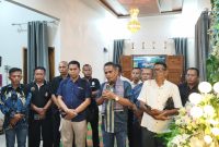 Maruli Siahaan yang diwakili Bangun Taruli Siahaan (Tenaga ahli) memberikan penghiburan dan doa kepada keluarga, Senin (28/9).(ist)