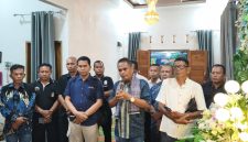 Maruli Siahaan yang diwakili Bangun Taruli Siahaan (Tenaga ahli) memberikan penghiburan dan doa kepada keluarga, Senin (28/9).(ist)