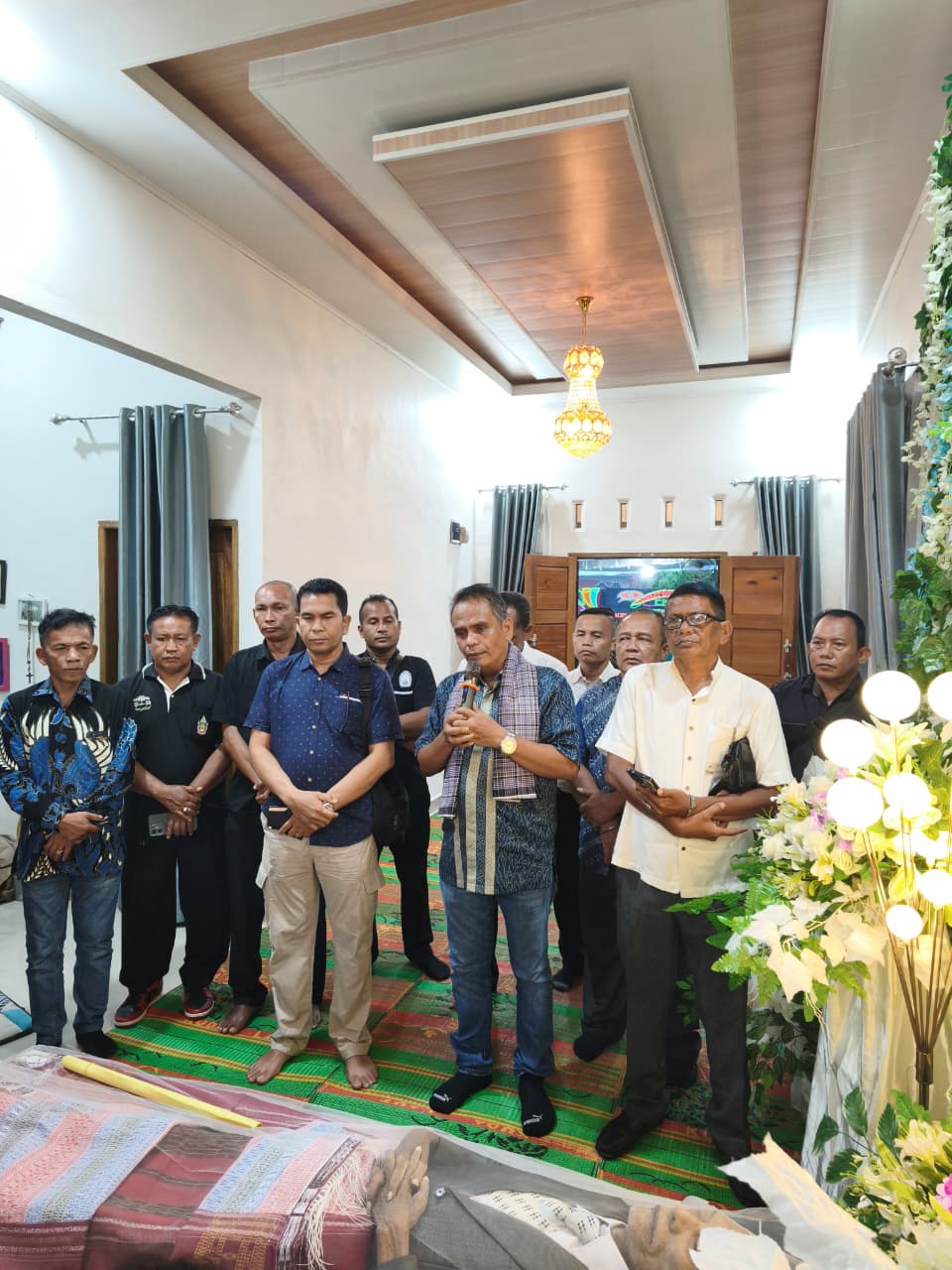 Maruli Siahaan yang diwakili Bangun Taruli Siahaan (Tenaga ahli) memberikan penghiburan dan doa kepada keluarga, Senin (28/9).(ist)