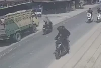 Kedua pelaku perampasan Honda Scoopy milik korban terekam kamera CCTV. (ist)