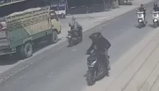 Kedua pelaku perampasan Honda Scoopy milik korban terekam kamera CCTV. (ist)
