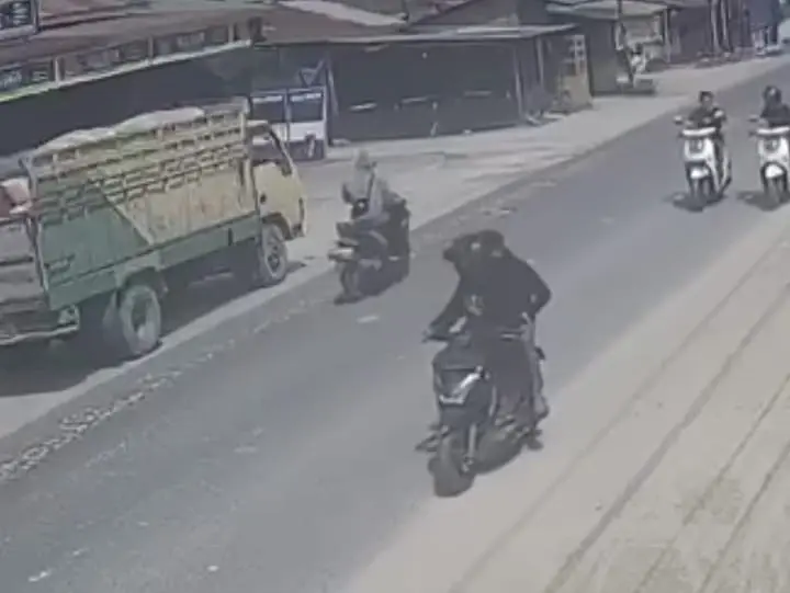 Kedua pelaku perampasan Honda Scoopy milik korban terekam kamera CCTV. (ist)