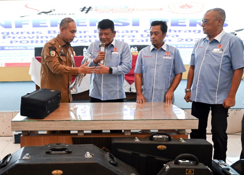 Kepala Dinas Kepemudaan dan Keolahragaan Provinsi Sumatera Utara Muhammad Mahfullah Pratama Daulay dan Ketua Komite Olahraga Nasional Indonesia (KONI) Sumut Hatunggal Siregar terkait persiapan pelaksanaan Porpropsu, Senin (26/10).(ist)