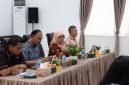 Dirjen Perumahan Perkotaan Kementerian PKP, Sri Haryati (dua kanan) memaparkan program bantuan bedah rumah di Pemkot Pematangsiantar. (ist)