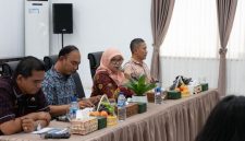 Dirjen Perumahan Perkotaan Kementerian PKP, Sri Haryati (dua kanan) memaparkan program bantuan bedah rumah di Pemkot Pematangsiantar. (ist)