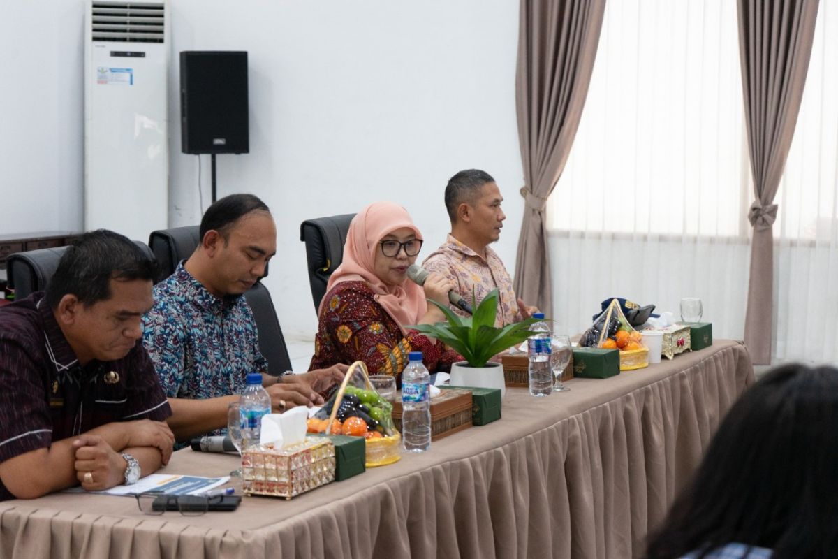 Dirjen Perumahan Perkotaan Kementerian PKP, Sri Haryati (dua kanan) memaparkan program bantuan bedah rumah di Pemkot Pematangsiantar. (ist)