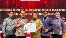 Wali Kota Pematangsiantar, Wesly Silalahi bersama pejabat Pemkot Pematangsiantar usai menerima penghargaan Kota Pematangsiantar sebagai Nominasi Tim Percepatan Akses Keuangan Daerah (TPAKD) Award Tahun 2026. (ant)
