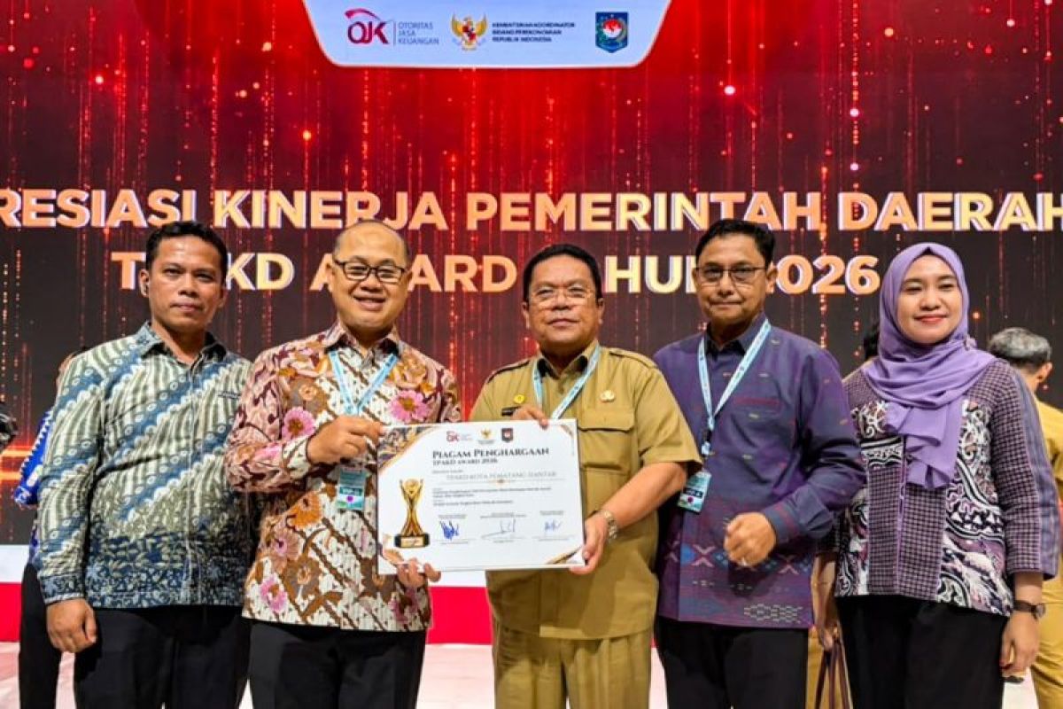 Wali Kota Pematangsiantar, Wesly Silalahi bersama pejabat Pemkot Pematangsiantar usai menerima penghargaan Kota Pematangsiantar sebagai Nominasi Tim Percepatan Akses Keuangan Daerah (TPAKD) Award Tahun 2026. (ant)