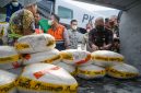 Wakil Gubernur Sumatera Utara Surya (kanan) memastikan pemuatan garam jenis Natrium Klorida (NaCl) ke dalampesawat Cessna Caravan di Terminal Kargo Bandara Internasional Kualanamu, Kabupaten Deli Serdang, Jumat (16/10/2026).(ist)