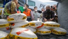 Wakil Gubernur Sumatera Utara Surya (kanan) memastikan pemuatan garam jenis Natrium Klorida (NaCl) ke dalampesawat Cessna Caravan di Terminal Kargo Bandara Internasional Kualanamu, Kabupaten Deli Serdang, Jumat (16/10/2026).(ist)