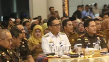 Rico Waas saat menghadiri kegiatan Jaksa Sahabat Pendidik yang dirangkaikan dengan penandatanganan Memorandum of Understanding (MoU) secara serentak antara bupati/wali kota dan kepala kejaksaan negeri (Kajari) dari 33 kabupaten/kota se-Sumatera Utara di Aula Raja Inal Siregar, Selasa (6/10/2026).(ist)