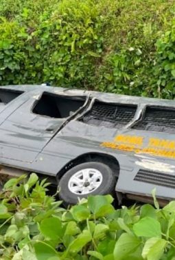 Mobil Tahanan Polres Labuhanbatu Tabrakan dengan Tronton