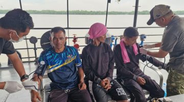 Jemput Nyawa Ditengah Hampasan Gelombang Perbatasan, KRI Torani 860 Selamatkan Tiga Nelayan