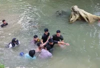 Personil Satres Narkoba Polres Nias Selatan terpaksa terjun ke sungai menangkap DPO narkoba.(ist)