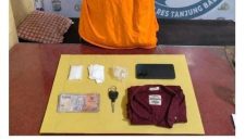 Tersangka bersama barang bukti di kantor Polisi.(Ist)