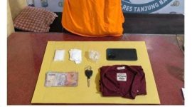 Tersangka bersama barang bukti di kantor Polisi.(Ist)