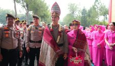 Kapolda Sumut Irjen Pol Sonny Irawan disambut tarian batak dan melayu di Mapolda Sumut, Kamis (8/1).(ist)