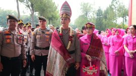 Kapolda Sumut Irjen Pol Sonny Irawan disambut tarian batak dan melayu di Mapolda Sumut, Kamis (8/1).(ist)