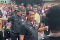 Kasatres Narkoba Polresta Deli Serdang Kompol Dr Feri Kusnadi pimpin penggerebekan lokasi peredaran narkoba, Senin (12/10).(ist)