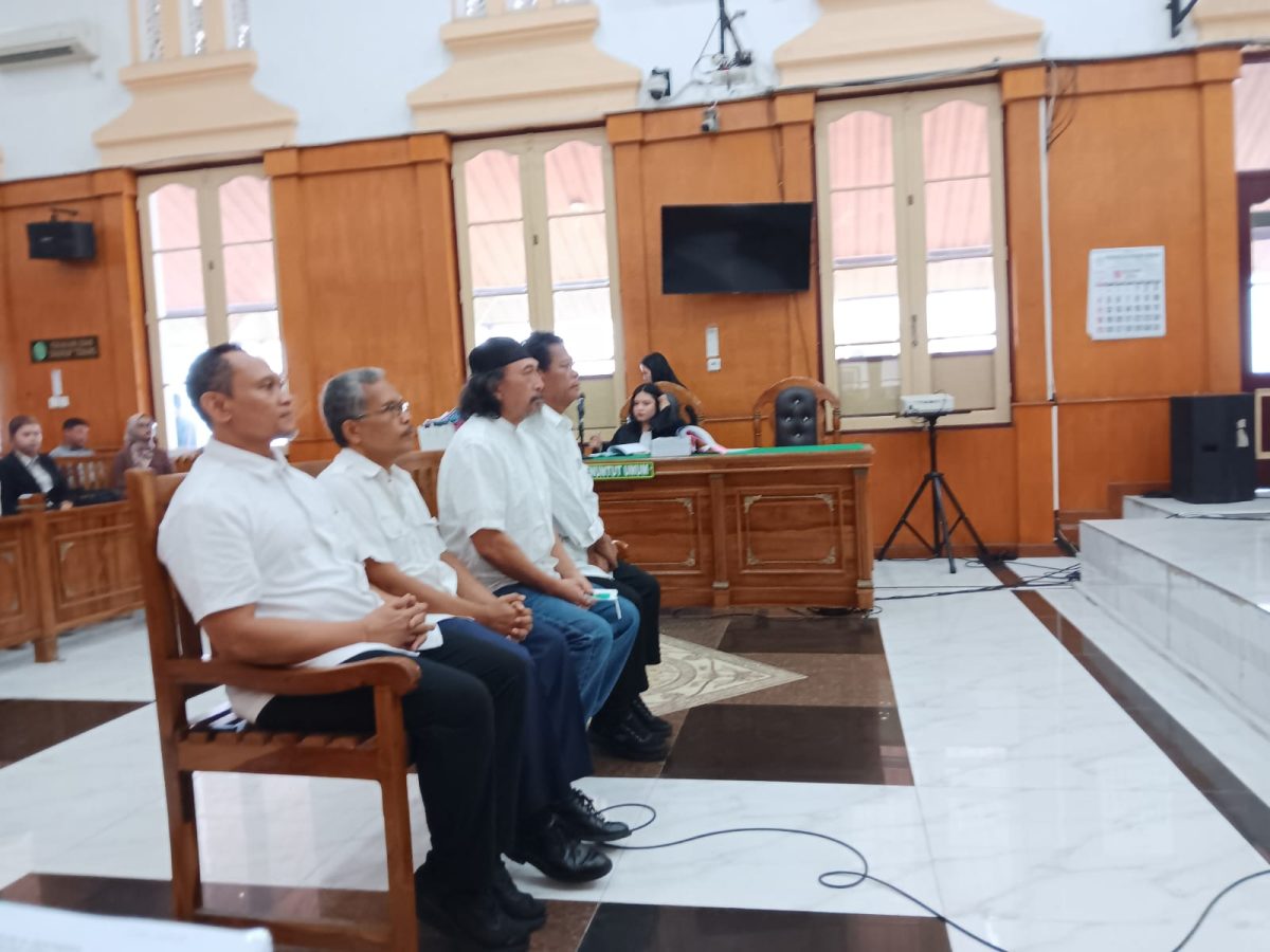 Ke empat terdakwa dugaan korupsi jasa pemanduan kapal di Belawan di PN Medan, Senin (12/10). (Ist)