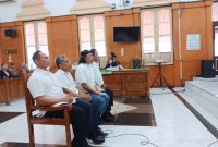 Ke empat  terdakwa dugaan korupsi jasa pemanduan kapal di Belawan di PN Medan, Senin (12/10). (Ist)