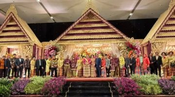 Anggota DPR RI Komisi XIII Dr Maruli Siahaan SH,MH dan Ny Betty Simanjuntak menghadiri pernikahan putra Hamka B Kady di Hotel Bifdadari, Jakarta, Sabtu (17/10).(ist)