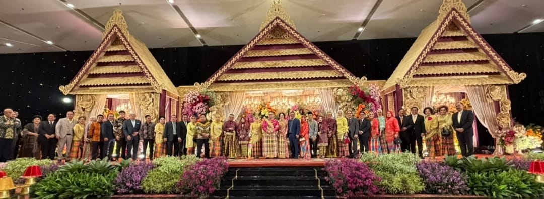 Anggota DPR RI Komisi XIII Dr Maruli Siahaan SH,MH dan Ny Betty Simanjuntak menghadiri pernikahan putra Hamka B Kady di Hotel Bifdadari, Jakarta, Sabtu (17/10).(ist)