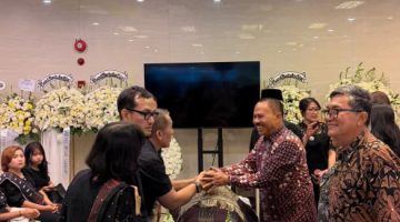 Maruli Siahaan selaku anggota DPR RI Komisi XIII Fraksi Golkar Dapil Sumut I melayat ke rumah keluarga almarhum di Jakarta.(ist)