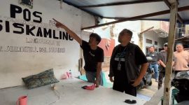 Kasat Res Narkoba Polrestabes Medan AKBP Rafli cek Pos Kamling lapak narkoba.(ist).