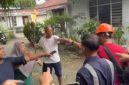 Petugas berusaha merebut api dari tangan penghuni rumah miilik PT KAI yang akan di eksekusi, Rabu (21/10).(ist)