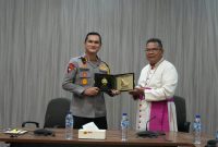 Kapolda Sumut Irjen Pol Sonny Irawan bertukar cendramata dengan Uskup Agung Medan, Mrg Cornelius Sipayung, dalam silaturahmi di Chatolick Center Medan, Senin (26/10).(ist)