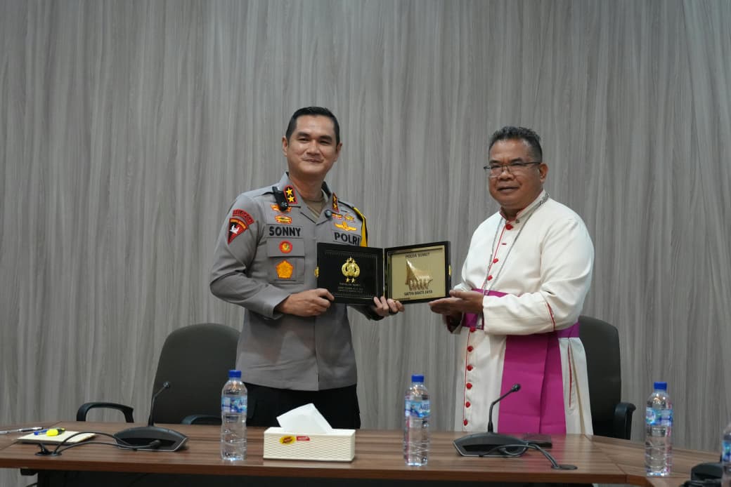 Kapolda Sumut Irjen Pol Sonny Irawan bertukar cendramata dengan Uskup Agung Medan, Mrg Cornelius Sipayung, dalam silaturahmi di Chatolick Center Medan, Senin (26/10).(ist)
